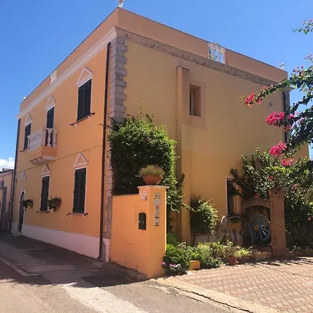 Bed and Breakfast Domos Le Due Tuie 3*