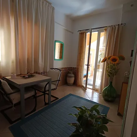 Domos Le Due Tuie Bed and breakfast