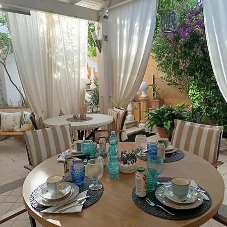 Domos Le Due Tuie Bed and Breakfast