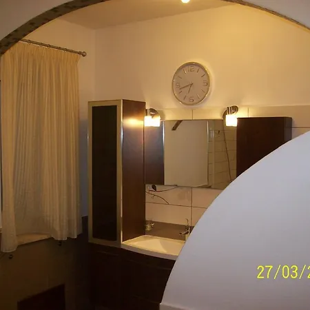 Domos Le Due Tuie Bed and breakfast