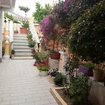Domos Le Due Tuie B&B 피치나스