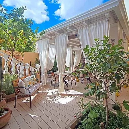 Bed & Breakfast Domos Le Due Tuie 3*